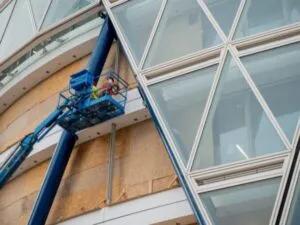 Operai in autoscala per lavori su facciata.