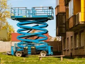 Piattaforma elevatrice per detriti blu per movimentazione in cantiere.